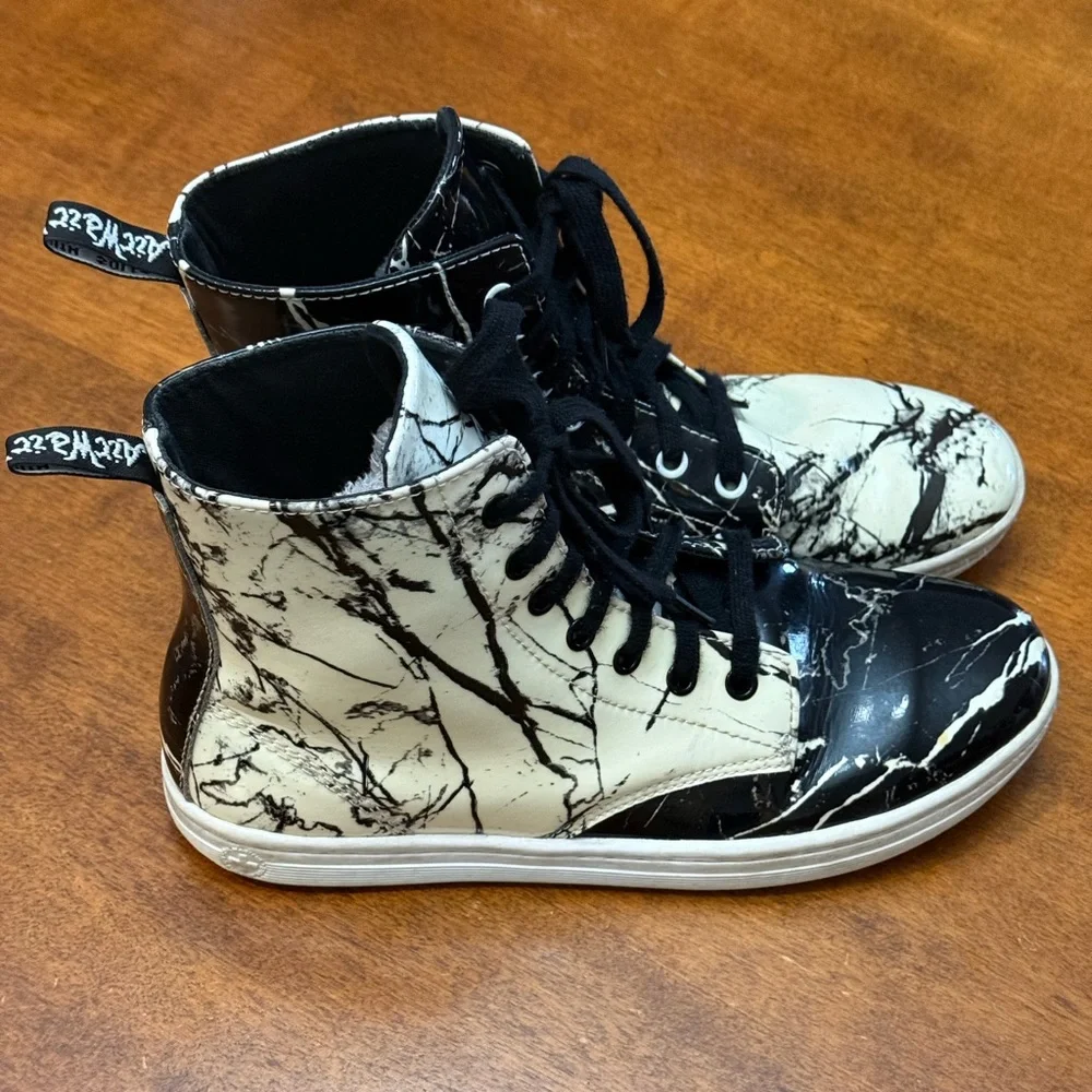 Dr. Martens Women's Leyton Patent Marble 7 Eye Lightweight Combat Boots Size 9 - Picture 3 of 7